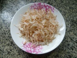 虾皮炒花生米的做法步骤2