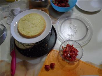 草莓奶油裱花蛋糕的做法步骤1