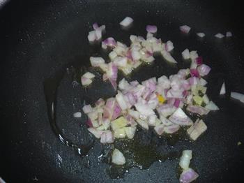 菠萝海鲜焗饭的做法步骤4