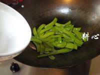 豆豉鲮鱼炒荷兰豆的做法图解5