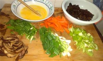 五彩杂蔬炒面鱼的做法步骤2