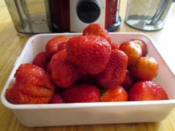 鲜榨草莓汁的做法步骤3