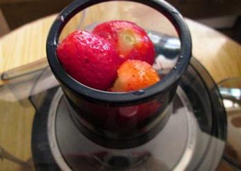鲜榨草莓汁的做法图解4