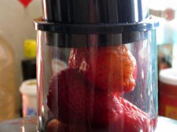 鲜榨草莓汁的做法图解5