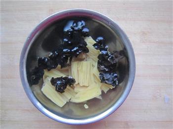 木耳腐竹炒油菜的做法步骤2