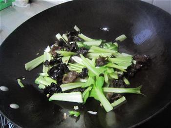 木耳腐竹炒油菜的做法步骤7