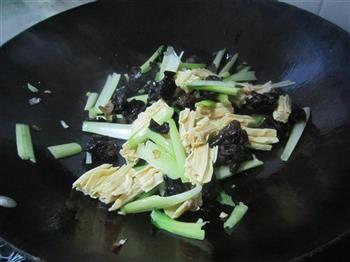 木耳腐竹炒油菜的做法步骤8
