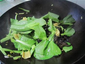 木耳腐竹炒油菜的做法步骤9