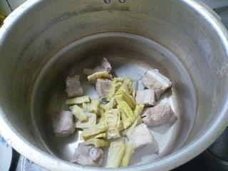 羊尾笋猪肚排骨汤的做法图解9