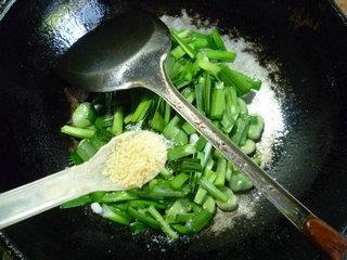 韭菜炒蚕豆的做法步骤11
