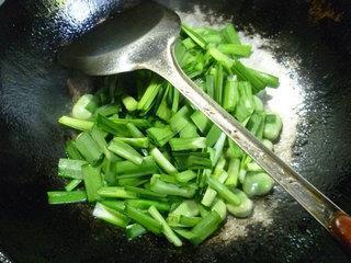韭菜炒蚕豆的做法图解9