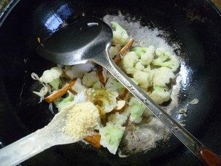 虾皮香干炒花菜的做法步骤11