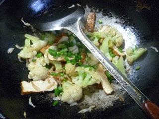 虾皮香干炒花菜的做法步骤14