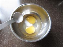 鹅蛋炒蒜薹的做法步骤3