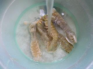 盐水虾蛄的做法步骤3