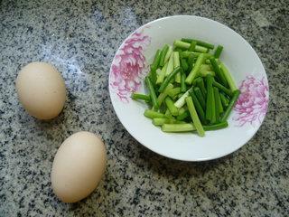 蒜薹黑木耳炒鸡蛋的做法步骤1