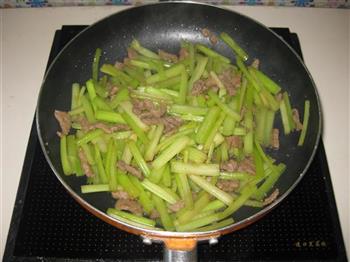 芹菜炒牛肉的做法步骤8