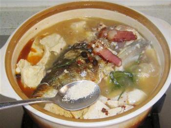 冻豆腐腊肉炖鲢鱼头的做法图解11