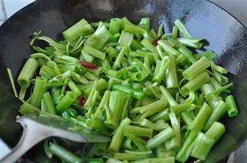 炝炒菠菜梗的做法步骤5