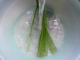 韭菜花香干炒蛳螺肉的做法步骤3