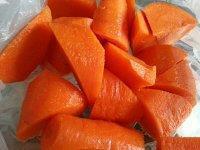 胡萝卜枸杞猪骨汤的做法步骤2