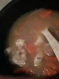 胡萝卜枸杞猪骨汤的做法步骤6