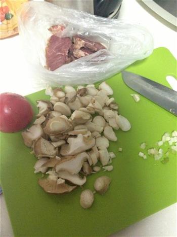 番茄蘑菇炒牛肉的做法步骤1