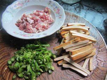 熏豆腐炒肉的做法步骤1