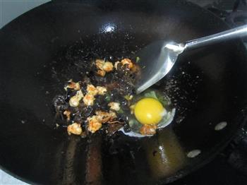 虾仁木耳炒鸡蛋的做法步骤5