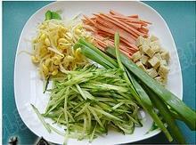 凉皮蔬菜卷的做法步骤2