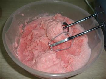 草莓冰淇淋的做法步骤1
