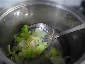 圆白菜炒风干肠的做法步骤4