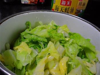 圆白菜炒风干肠的做法步骤5