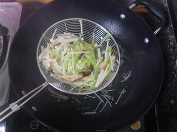 青笋金针菇汤的做法步骤6