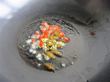 酸豆角炒虾米的做法步骤5
