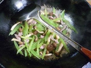 蟹味菇里脊肉炒莴笋的做法图解13