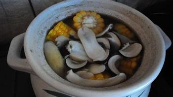 虫草花玉米排骨汤的做法图解4