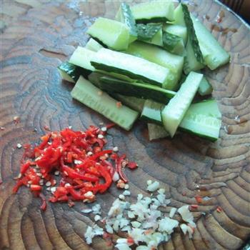 蒜米黄瓜的做法步骤2