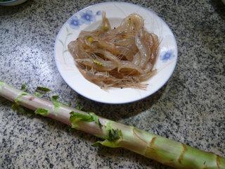 江白虾炒莴笋的做法步骤1