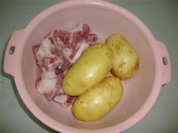 土豆焖排骨的做法步骤1