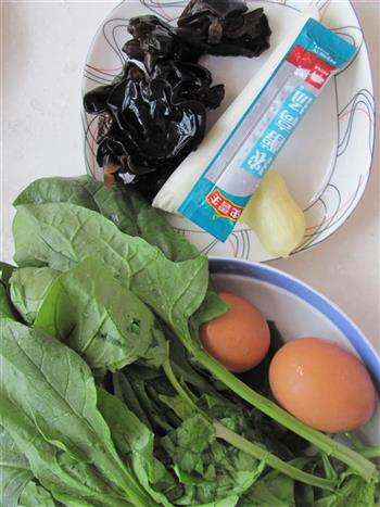 蛋皮菠菜汤的做法步骤1