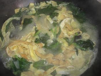 蛋皮菠菜汤的做法步骤12