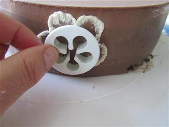巧克力慕斯刷绣蛋糕的做法步骤31