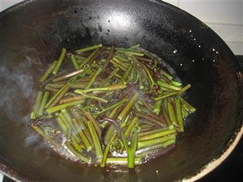 培根炒蕨菜的做法步骤4