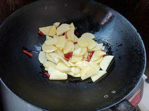 雪菜炒土豆片的做法步骤5