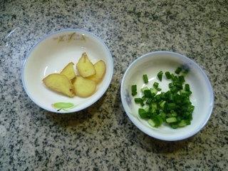 小黄鱼豆腐汤的做法图解3