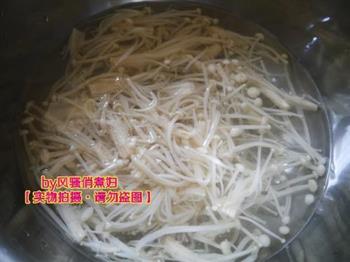 黄瓜凉拌金针菇的做法步骤1