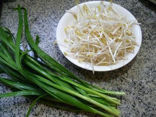 韭菜炒绿豆芽的做法步骤2