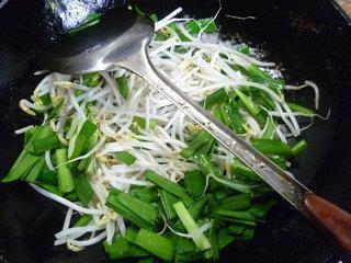韭菜炒绿豆芽的做法步骤6