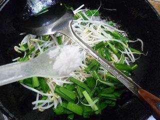韭菜炒绿豆芽的做法步骤7